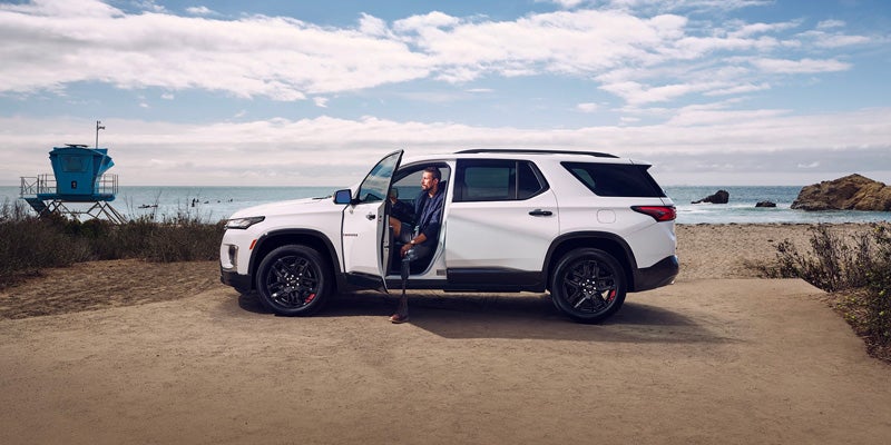 white 2023 Chevrolet Traverse